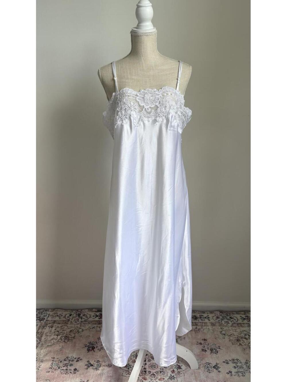 VINTAGE Romantic White Lace Trim Slip
